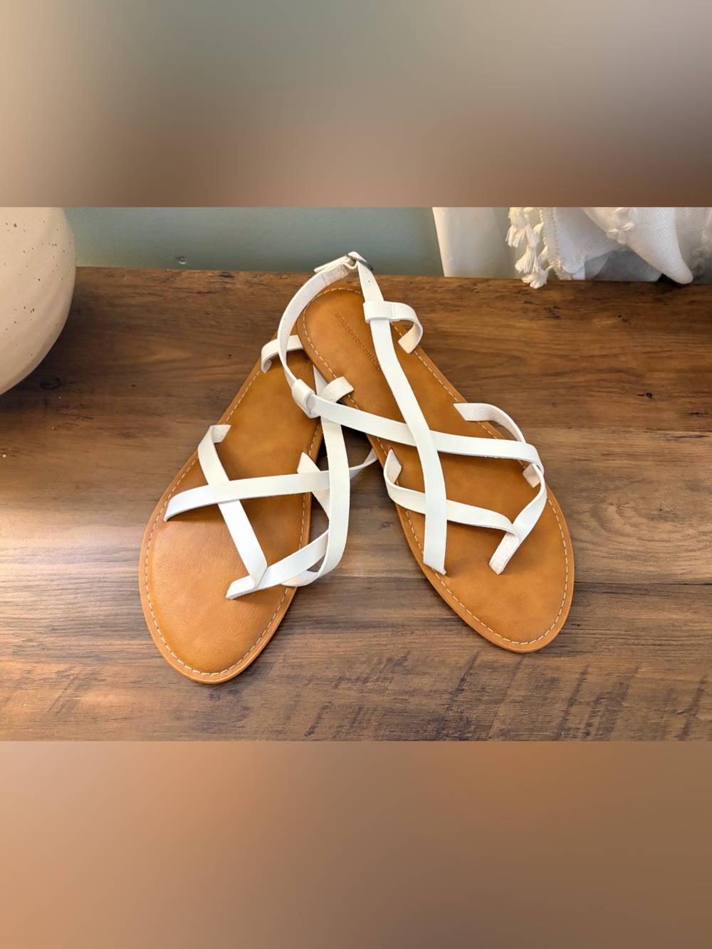 Amazon Essentials - Women’s white strappy sandals - Size 10